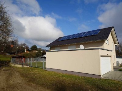 Geräumiges, Einfamilienhaus mit geh. Innenausstattung und PV-Anlage + Batterie