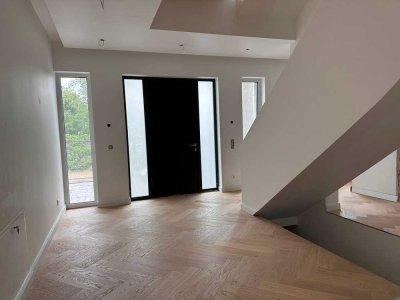 Erstbezug: Geräumige, 10 - Zimmer-Villa mit lux. Innenausstattung und EBK