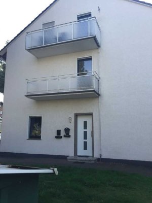Gut ausgestattete 4 Zimmer-DG-Wohnung mit Einbauküche in zentraler Lage