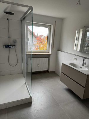 Helle 3,5-Zimmer Wohnung mit Balkon Einbauküch Neu renoviert