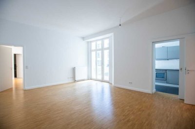 Eleganz in Bestlage: 3-Zimmer-Wohnung im historischen Stadtpalais mit Südbalkon in Berlin-Mitte