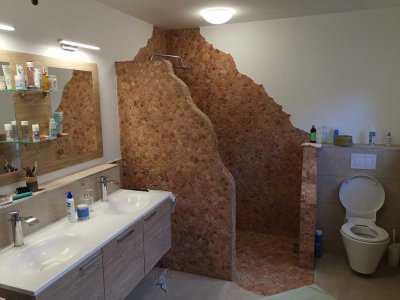 Geräumiges Wohnhaus mit zwei separaten Einheiten – perfekt für Familien oder Kapitalanleger.