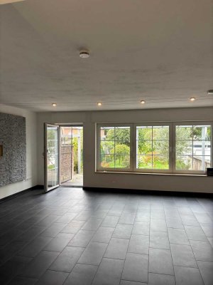 Helle 3-Zimmer Erdgeschosswohnung mit Terrasse und eigenen Garten