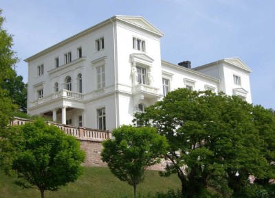 Erhaben wohnen – Eigentumswohnung im Westflügel des Obergeschosses der Weißen Villa