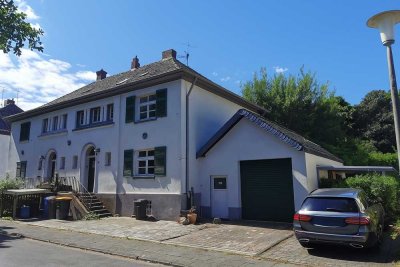 Geräumige, günstige 9-Zimmer-Doppelhaushälfte in Wesseling in Top Lage