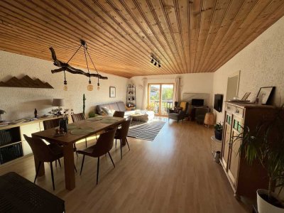 Ansprechende 3-Zimmer-DG-Wohnung mit Balkon und Einbauküche in Bernau am Chiemsee