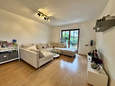 Schöne,  2 Zi.-Wohnung mit EBK, Terrasse, Garten und Garage