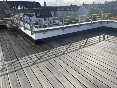 Lichtdurchflutete Maisonette Wohnung mit großer Dachterrasse + Balkon in charmantem Altbau