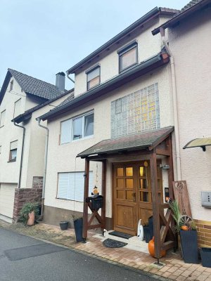 Charmantes und gepflegtes Mittelhaus in Elztal Dallau mit sonnigem Garten und doppelt Garage!