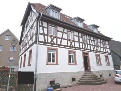 2-Zimmer-Whg. mit zzgl. zwei Dachspitzzimmern im kernsanierten Niedrigenergiehaus mit großem Balkon