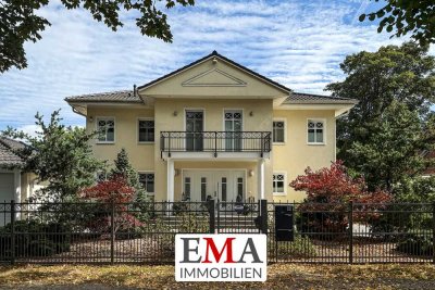 Herrschaftliche Villa mit elf bewohnbaren Räumen und drei Garagen in Falkensee-Falkenhagen