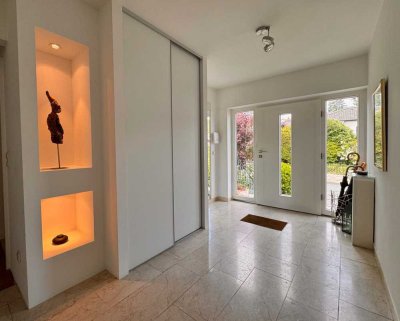 +++ ENERGETISCH MODERNISIERTES EINFAMILIENHAUS MIT ELW IM BUNGALOW-STIL IN HERRLICHER ORTSRANDLAGE I