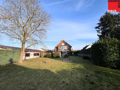 TOP-PREIS!  Zweifamilienhaus mit traumhaften Grundstück in Top-Lage