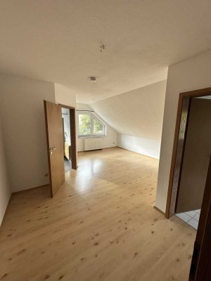 Gepflegte helle 1-Zimmer-DG-Wohnung mit Einbauküche in ruhigem Mehrfamilienhaus