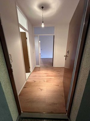 Stilvolle, modernisierte 3-Zimmer-Erdgeschosswohnung mit EBK in Berlin Marienfelde (Tempelhof)