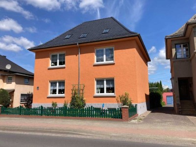 Vielseitig nutzbar: Gepflegtes Objekt - 3 Einheiten - Garagen - Carport - Teich...