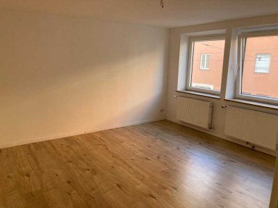 Exklusive, modernisierte 2-Zimmer-EG-Wohnung mit Einbauküche in Augsburg (WG geeignet)