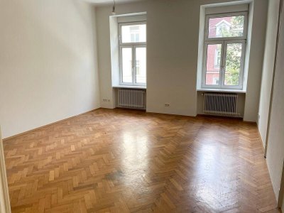 Sehr schöne Altbau-Wohnung mit Balkon u. Wohnküche für 4er WG, Büro oder Familie - 133m²