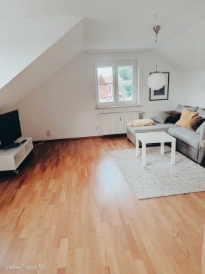 Sehr schöne helle, voll möblierte 2 -Zimmer DG-Wohnung