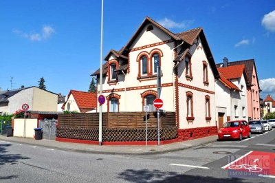 Zwei-Familienhaus mit Anbau,  Nebengebäude und Garten. Vermietet.  Ideal als Kapitalanlage.