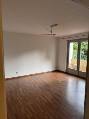 Stilvolle, geräumige und sanierte 1-Zimmer-Wohnung mit Balkon und Einbauküche in Stuttgart