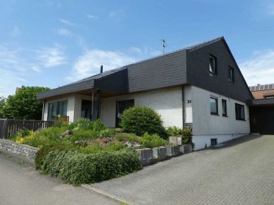 VIEL PLATZ FÜR IHRE FAMILIE ! Freistehendes Einfamilienhaus in ruhiger Wohnlage * Drei Garagen