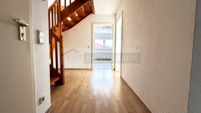 Helle und bezugsfreie Dachgeschosswohnung - fußläufig zum Bahnhof