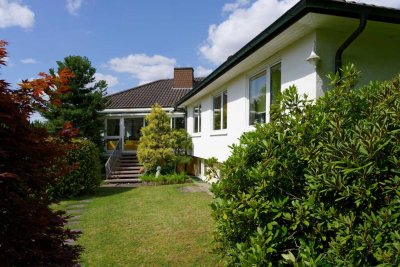 Repräsentative Villa mit Fernblick und einem parkähnlichen großen Hanggrundstück in Kaufungen