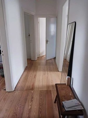 12 Monate befristet: Teilmöblierte Altbau-Wohnung an der Elbe nahe Altona