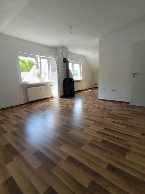 Helle 85 Quadratmeter Wohnung mit großer Dach-Sonnenterrasse und Einbauküche in Biebertal