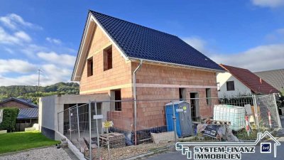 Im Bau befindliches Einfamilienhaus mit Garage