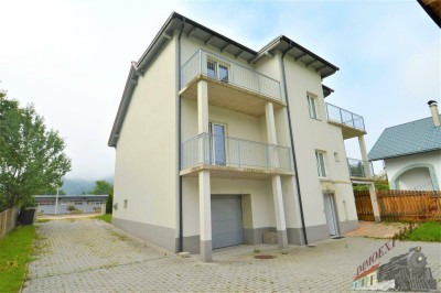 2 Wohneinheiten mit großem Carport und Garage