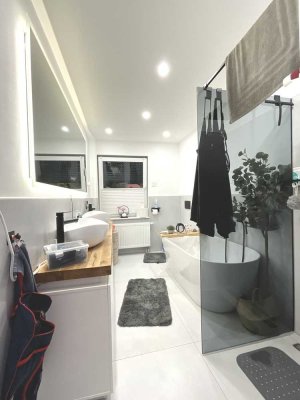 Zweifamilienhaus mit fortschrittlichem Smart-Home-System und weitläufigen Garten