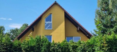 4-Zimmer-Wohnung in einem Zweifamilienhaus mit großem Grundstück
