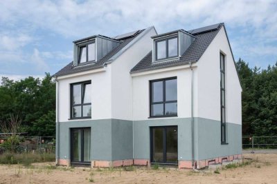 Neubau-Doppelhaushälften mit Stil & Effizienz