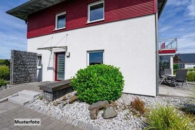 Einfamilien-Doppelhaushälfte mit 4 Garagen