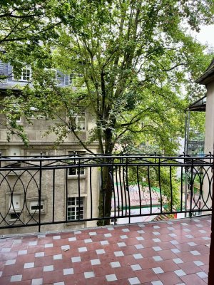Traumlage! Top sanierte 4-Zimmer-Altbauwohnung mit großem Balkon!