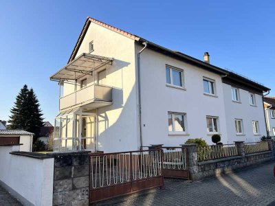 Platz für die Familie oder als Generationenhaus: Vielseitige DHH mit großem Grundstück in Linkenheim