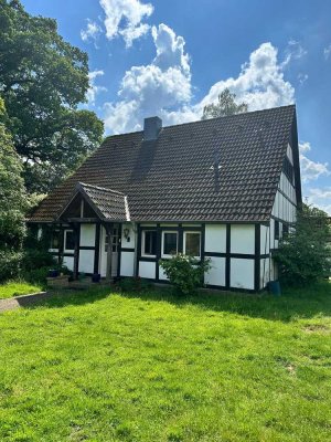Idyllisches Fachwerk-Einfamilienhaus auf großem Grundstück in Alleinlage