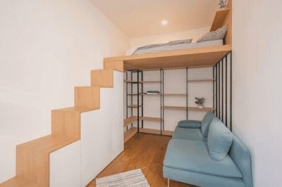 Nahe 1. Bezirk: Möbliertes Design-Apartment mit einzigartigem Raumkonzept
