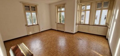 Studenten WG: 4-Zimmer, Altbauwohnung in zentraler Lage