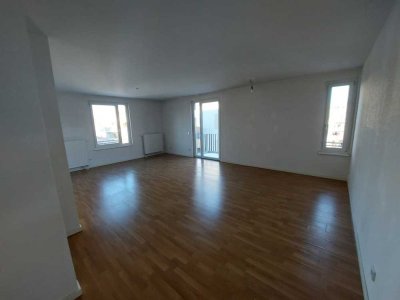 Gut geschnittene 4 Zimmer Wohnung mit offener Küche nah am Wasser
