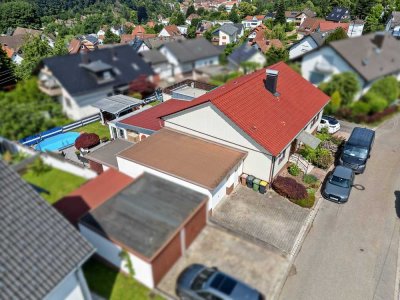 Eleganz trifft Lage: Zweifamilienhaus mit Pool & Panoramablick aufs Schloss