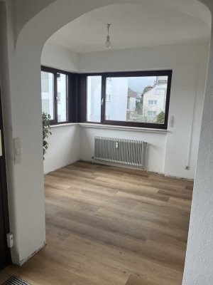 Exklusive, vollständig renovierte 3-Zimmer-Wohnung mit Balkon und EBK in Offenbach am Main