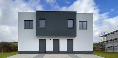 Modernes Doppelhaus mit zwei Wohneinheiten im Neubaugebiet von Hermannstein