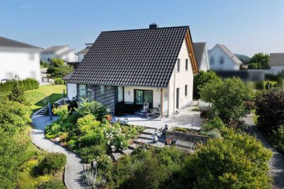 Modernes Einfamilienhaus mit liebevoll angelegtem Garten in schöner Ortsrandlage von Untersiemau