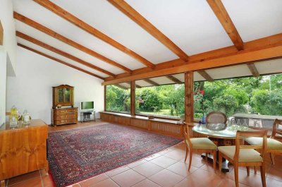 Großzügiges Grundstück (2.200qm)mit Architektenhaus aus den 70ern zur Sanierung