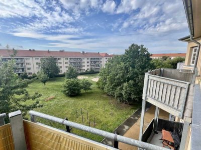 Viel Raum, viel Licht – großzügige Maisonette-Wohnung mit Balkon in stilvoll saniertem Altbau
