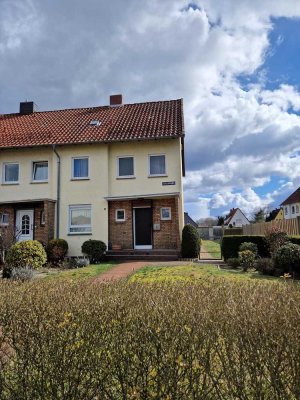 Kernsaniertes Reihenendhaus mit großem Garten und Garage