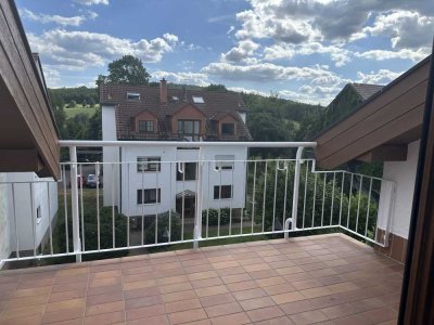 Blick ins Grüne - solide 3-Raum-Eigentumswohnung mit geräumigen Balkon und Stellplatz